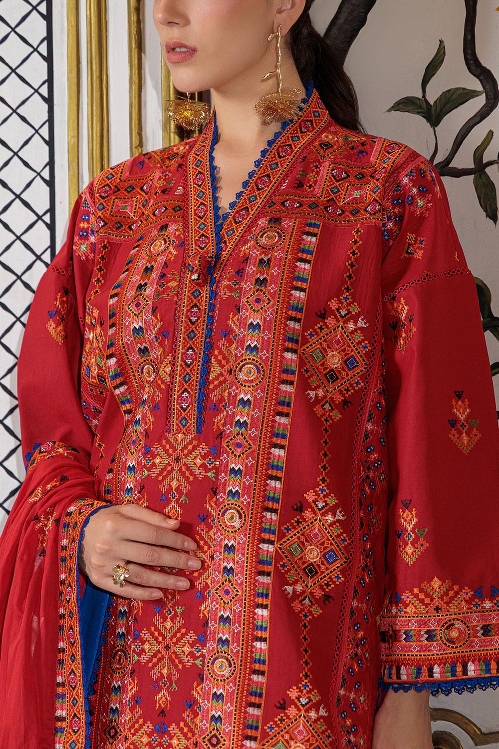 UAE-3 Piece Embroidered Lawn Suit with Embroidered Borders CL-52449