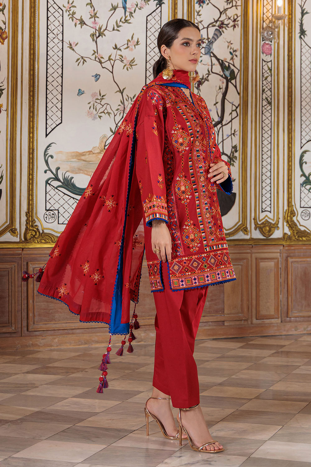 UAE-3 Piece Embroidered Lawn Suit with Embroidered Borders CL-52449