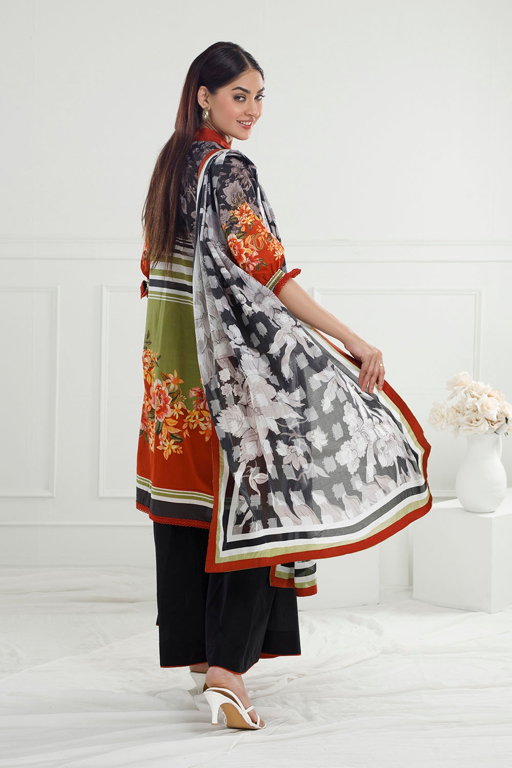 UAE-3 Piece Unstitched Printed Lawn Suit with Printed Lawn Dupatta CL-52570